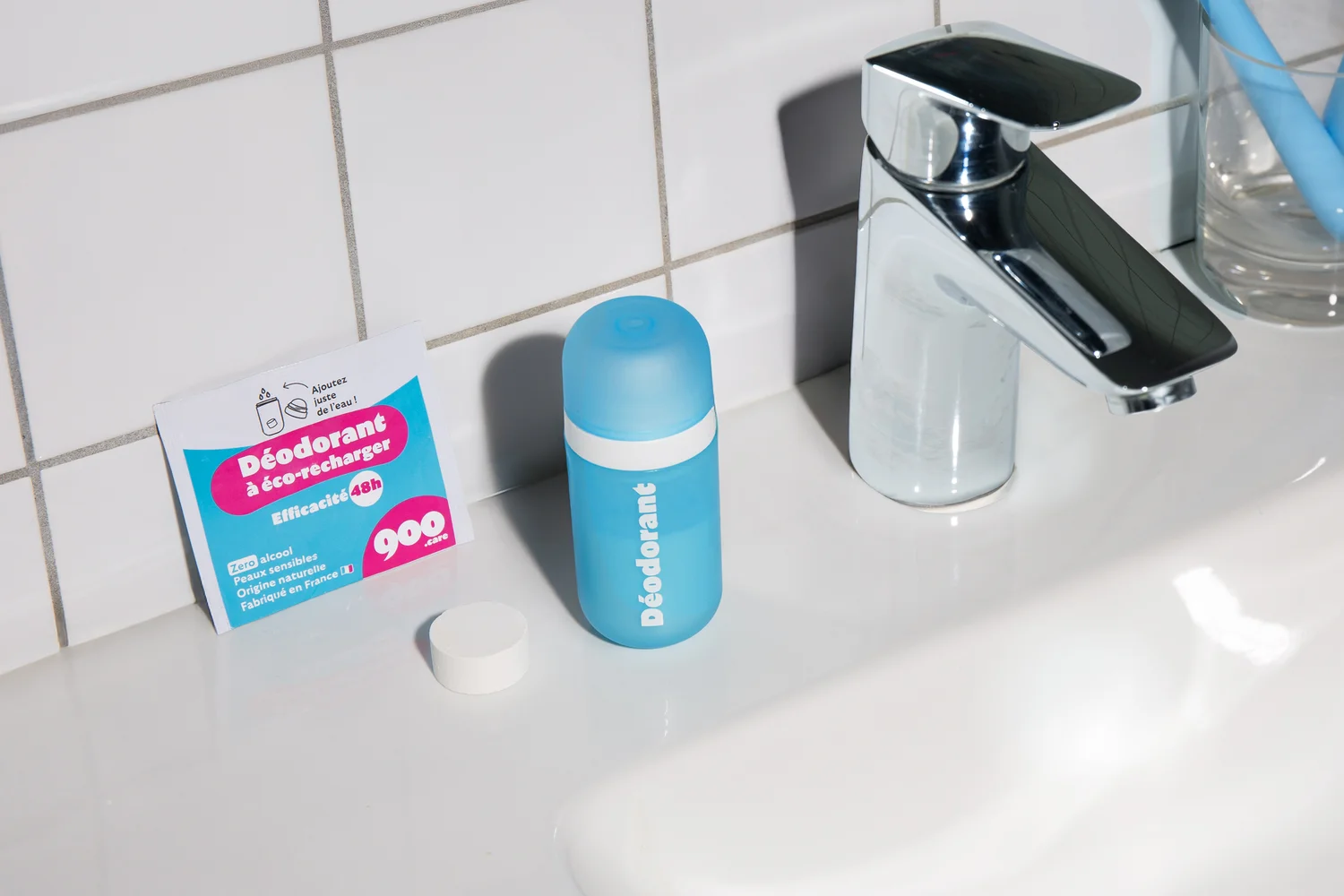 Un déodorant 900.care et sa recharge à éco-recharger posés sur un lavabo, mention Fabriqué en France