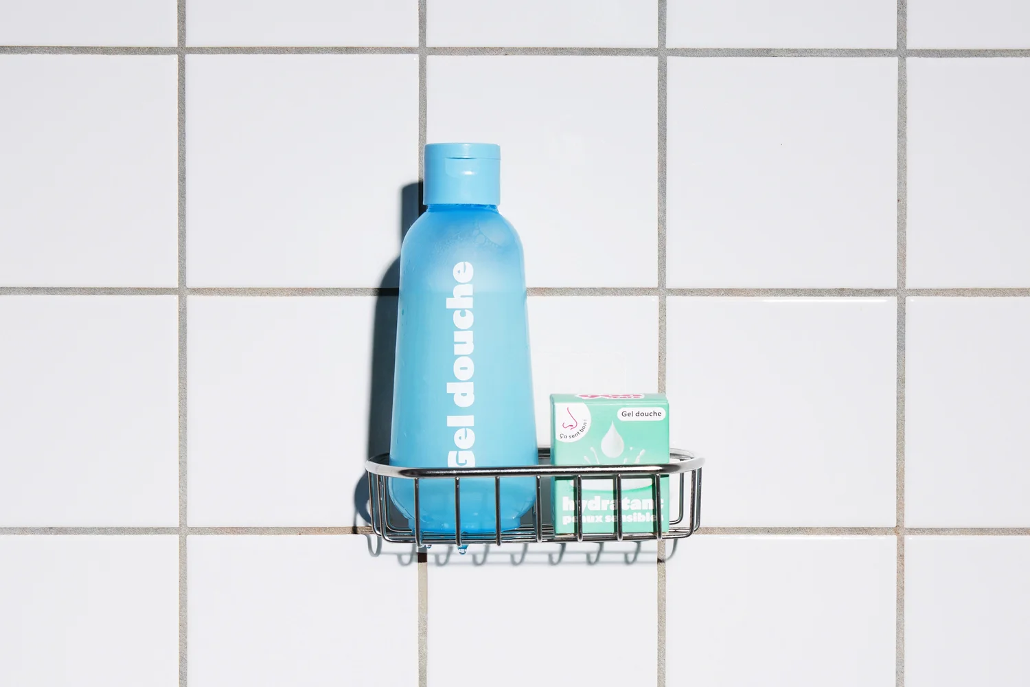 Scène de salle de bain lumineuse avec un gel douche 900.care, routine du quotidien