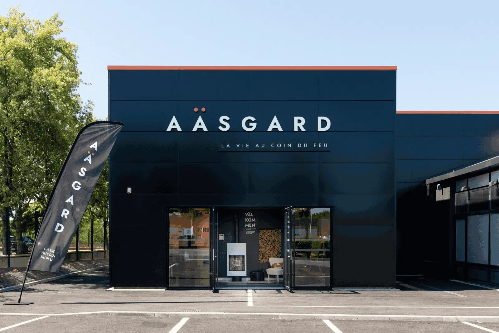 La devanture d'un magasin Aäsgard, avec l'enseigne La vie au coin du feu
