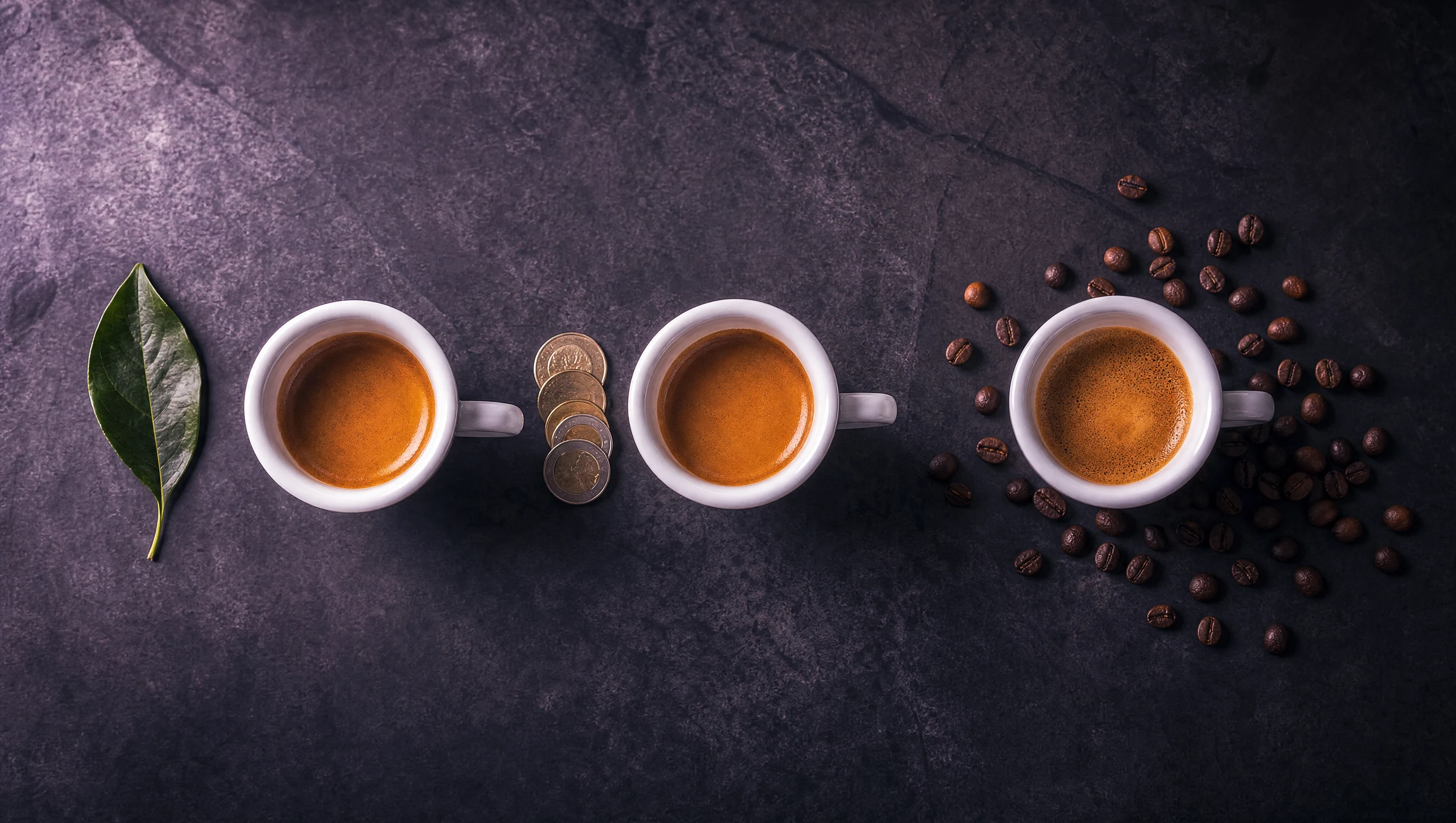 Trois tasses d'espresso alignées, chacune entourée d'un symbole différent : une feuille verte, une pile de pièces, des grains de café : trois motivations, un produit
