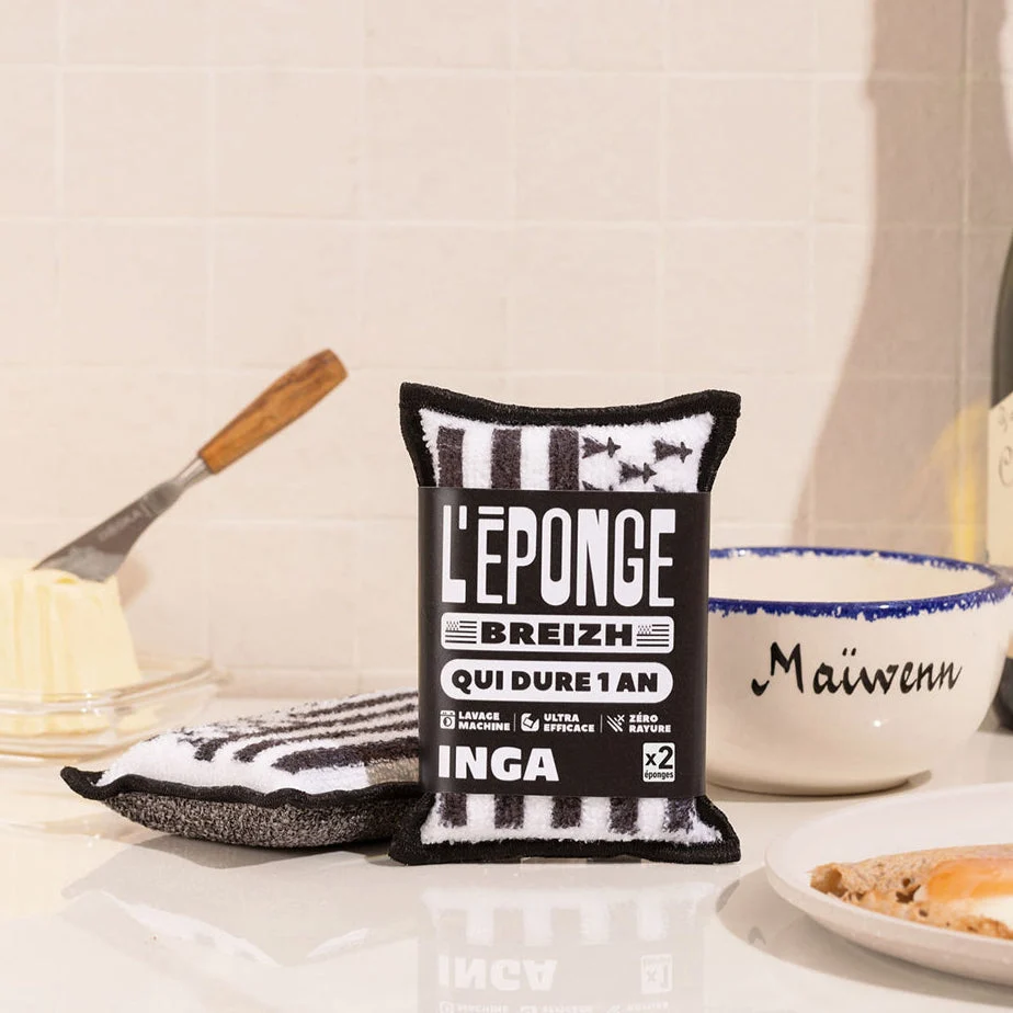 Une éponge lavable Inga posée sur un plan de travail de cuisine, dans une scène du quotidien