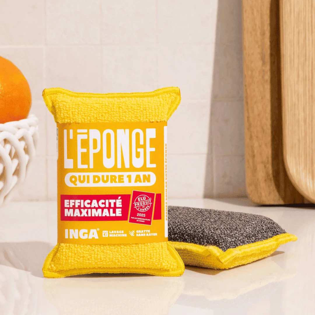 Éponge lavable Inga jaune « efficacité maximale », avec le label Élu Produit de l'Année 2025, dans une cuisine