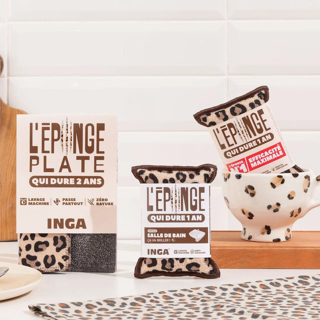 Éponges lavables Inga imprimé léopard dans une cuisine, assorties à une tasse et un torchon
