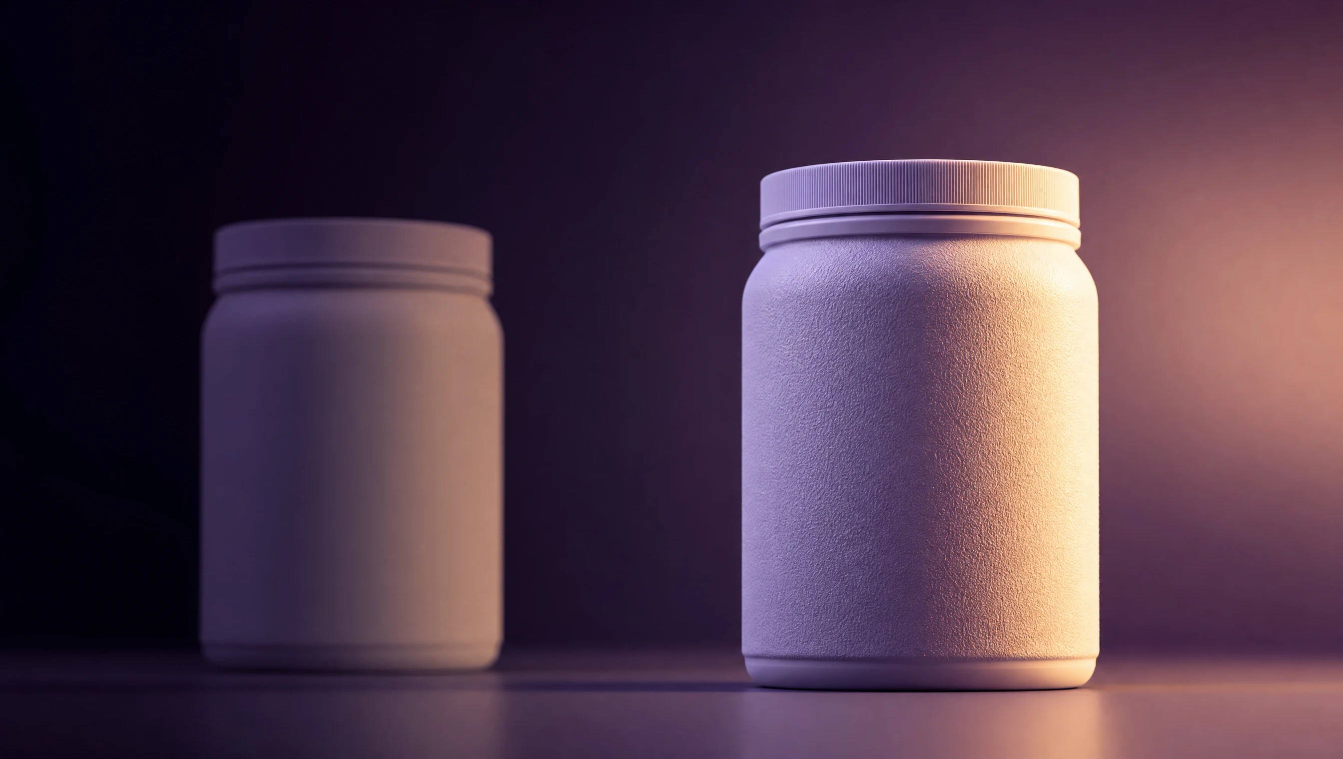 Deux pots de compléments côte à côte : à gauche un pot vague et terne, à droite un pot net et éclairé au détail plus dense, plus crédible