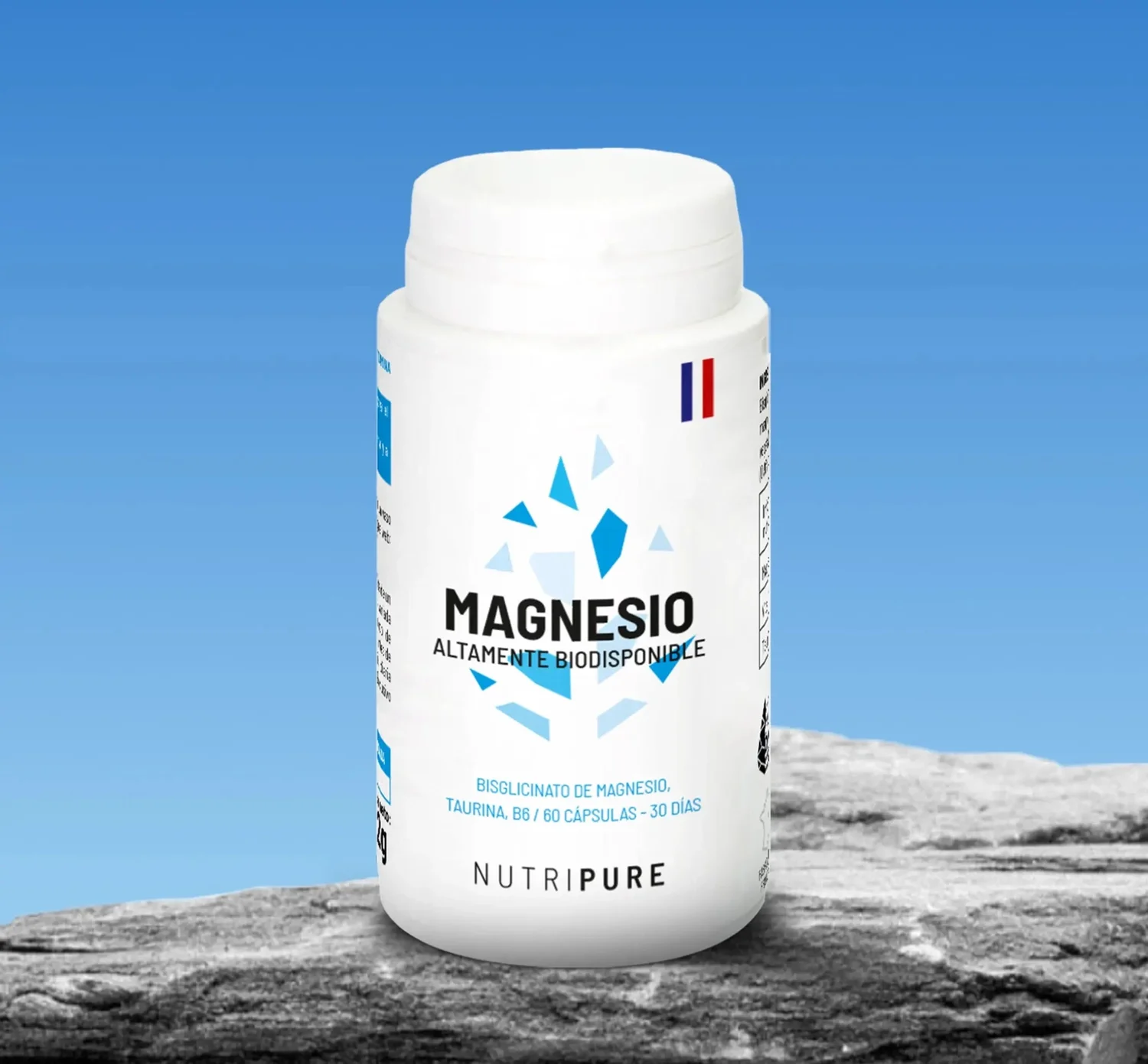 Flacon de magnésium Nutripure, forme bisglycinate, drapeau français, sur fond de ciel et de roche