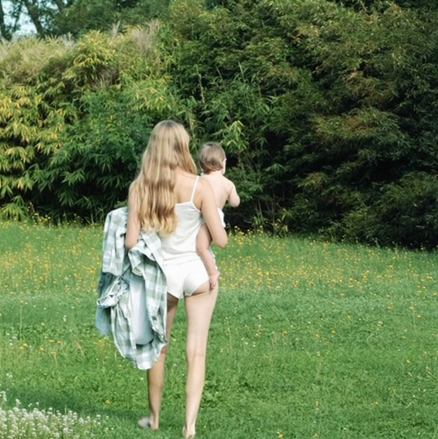 Deux amies rient ensemble en extérieur, linge frais